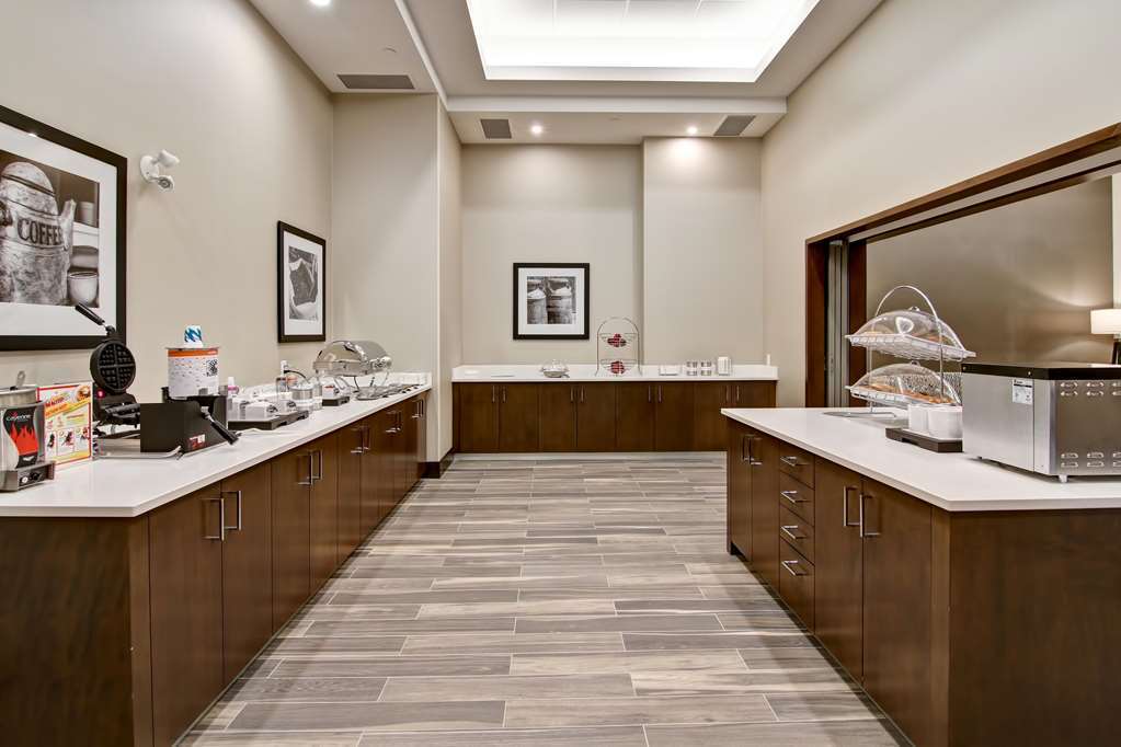 Hampton Inn & Suites By Hilton Grande Prairie Restoran gambar